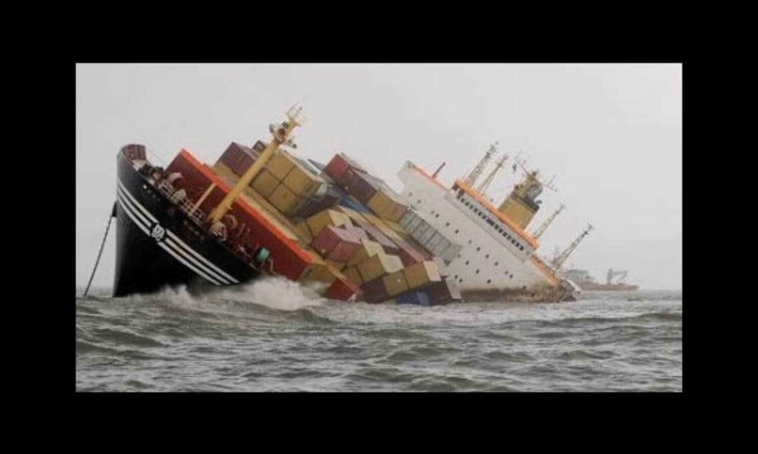 राजमहल से मालदा फेरी घाट के बीच डूबा जहाज, आठ ट्रक डूबे, कई लोग लापता राजमहल से मालदा फेरी घाट के बीच डूबा जहाज, आठ ट्रक डूबे, कई लोग लापता