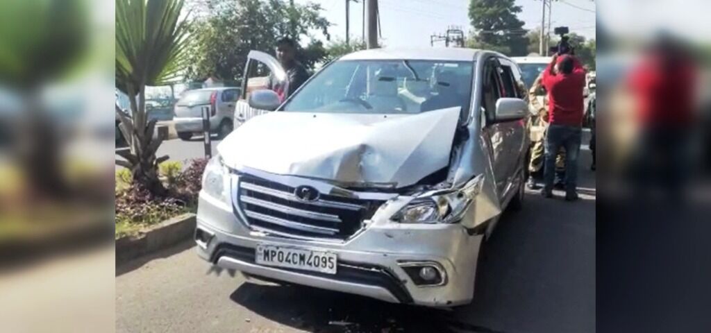 पूर्व मुख्यमंत्री कमलनाथ के काफिले के वाहन मीडिया वाहनों से टकराये