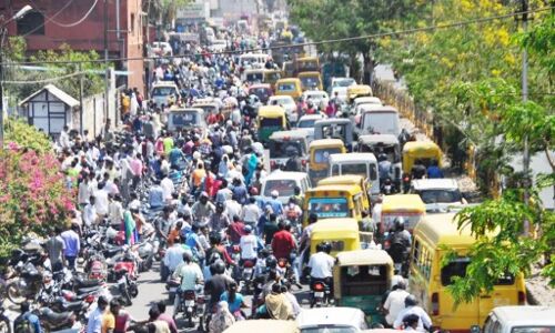 वाहन चालकों की जल्दबाजी से बनते हैं जाम के हालात वाहन चालकों की जल्दबाजी से बनते हैं जाम के हालात