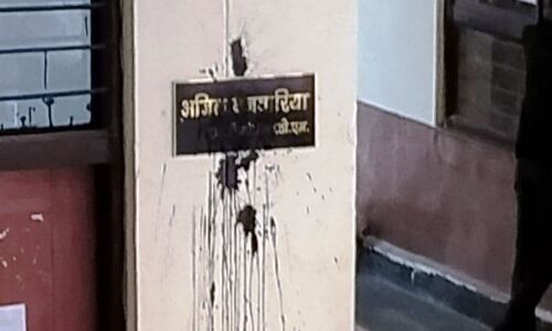 एसडीएम की नेमप्लेट पर वकील ने फेंकी स्याही