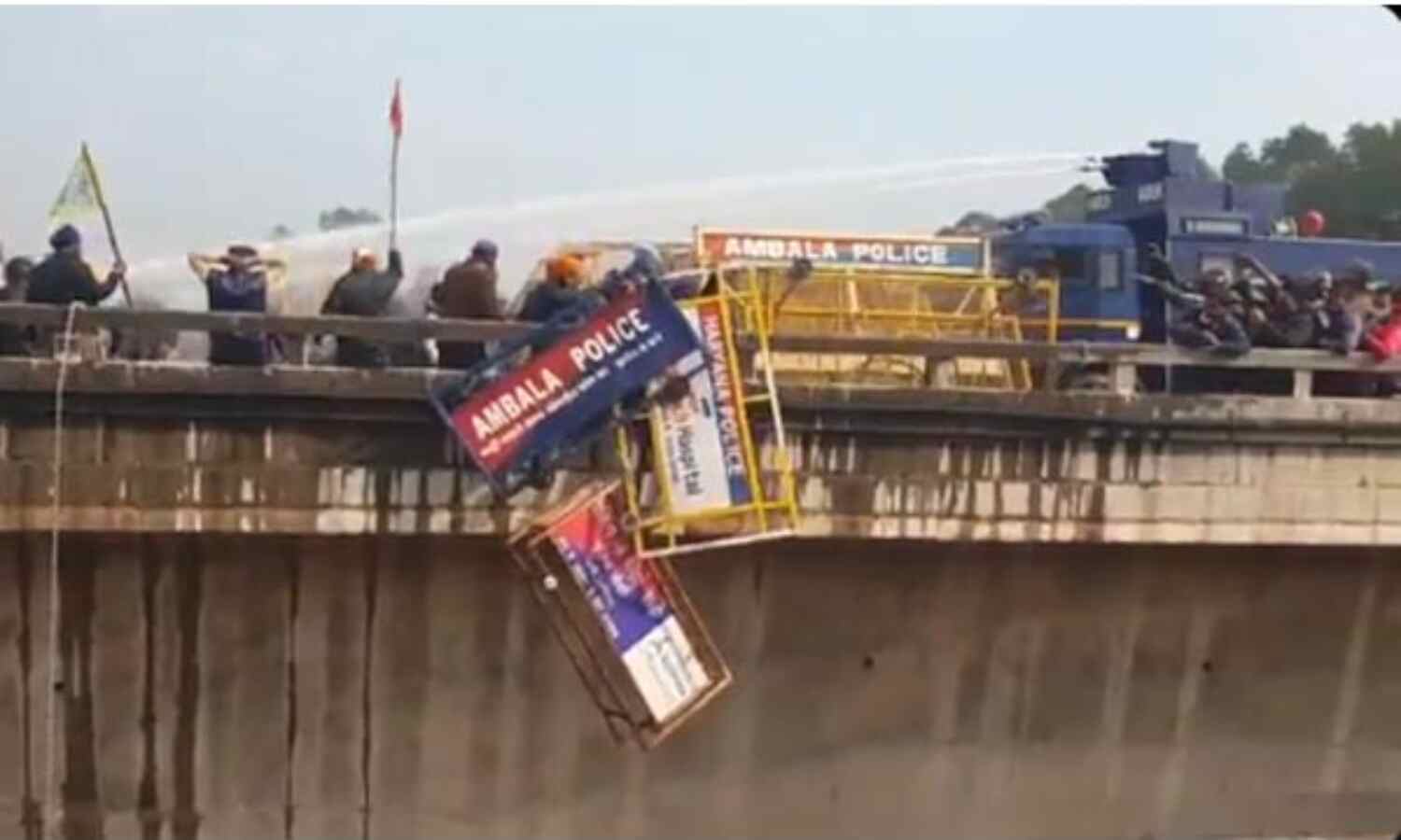 अंबाला-पटियाला बॉर्डर पर उग्र हुए किसान, बैरिकेड तोड़े और पुलिस पर किया पथराव