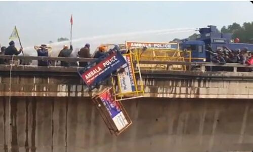 अंबाला-पटियाला बॉर्डर पर उग्र हुए किसान, बैरिकेड तोड़े और पुलिस पर किया पथराव