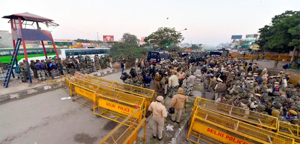 किसानों को नहीं रोक पाये बैरिकैड, आंसू गैस के गोले नहीं आये काम, स्थिति बनी तनावपूर्ण