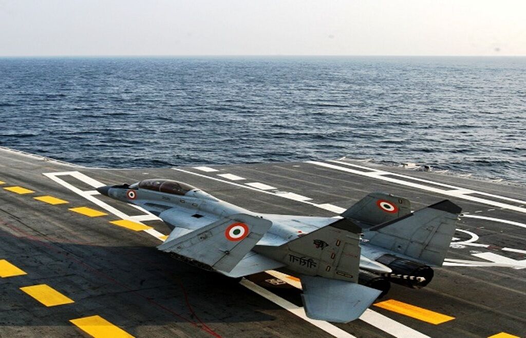 नौसेना का मिग-21के अरब सागर में क्रेश, एक पायलट लापता