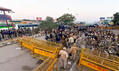 किसानों को नहीं रोक पाये बैरिकैड, आंसू गैस के गोले नहीं आये काम, स्थिति बनी तनावपूर्ण