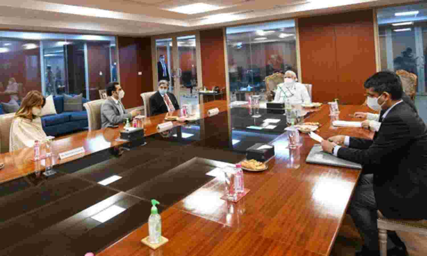 पीएम मोदी ने पुणे में सीरम इंस्टीट्यूट जाकर कंपनी के अधिकारियों से वैक्सीन को लेकर की चर्चा