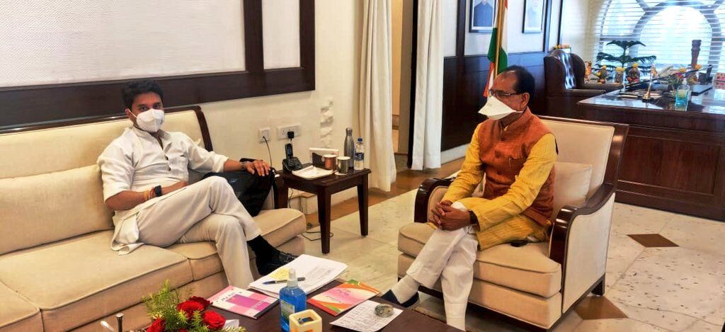 सिंधिया और शिवराज के बीच 10 मिनट हुई चर्चा, दोनों नेता दिल्ली रवाना