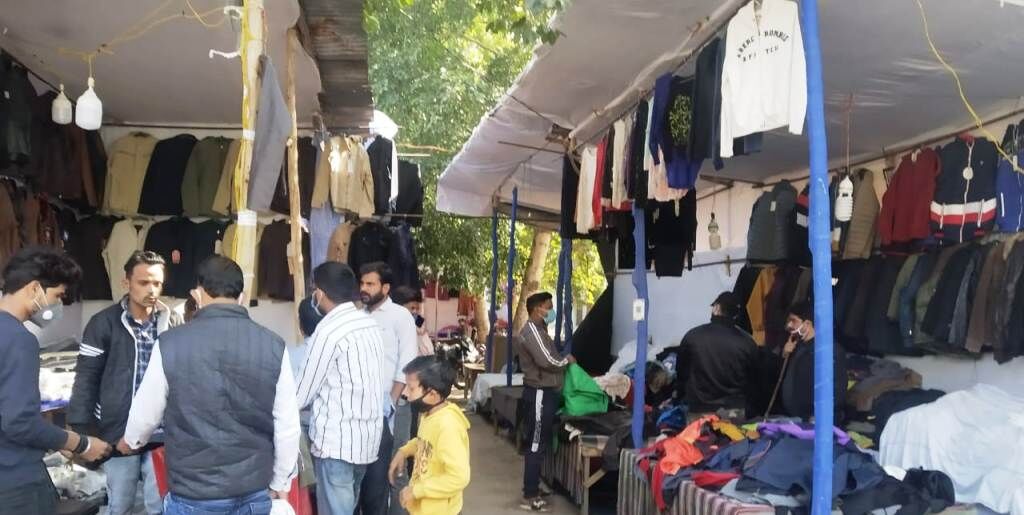 कोरोना के चलते नहीं सजा तिब्बत मार्केट, स्थानीय व्यापारियों ने संभाला ऊनी बाजार कोरोना के चलते नहीं सजा तिब्बत मार्केट, स्थानीय व्यापारियों ने संभाला ऊनी बाजार