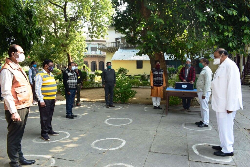 शासकीय कार्यालयों में राष्ट्रगान एवं राष्ट्रगीत के साथ शुरू हुआ कार्य