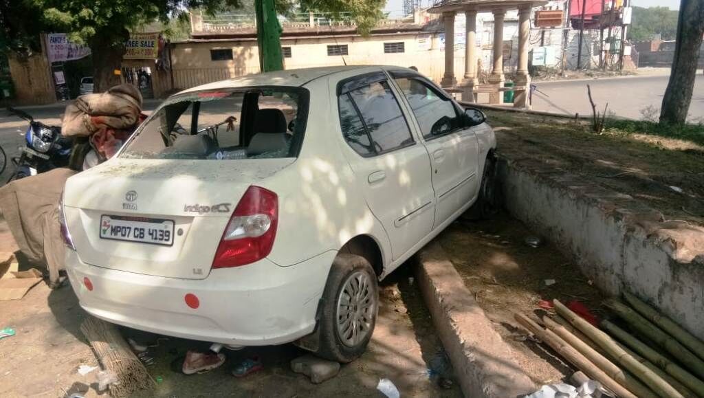 नशे में धुत युवक ने फुटपाथ पर चढ़ाई कार, मजदूर परिवार घायल