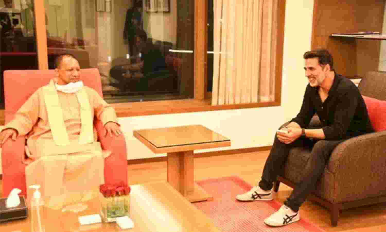 अभिनेता अक्षय कुमार ने मुख्यमंत्री योगी आदित्यनाथ से की मुलाकात