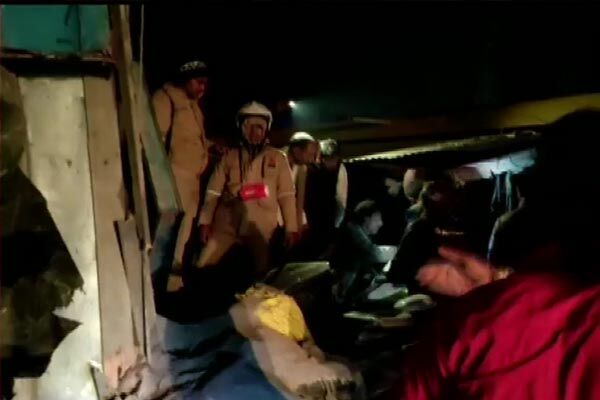 सड़क हादसा : शादी समारोह से लौट रही स्कॉर्पियो पर पलटा बालू से भरा ट्रक, 8 की मौत