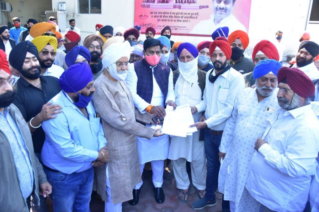 प्रोटेम स्पीकर से सिख समाज ने की मुलाकात, दिया ज्ञापन