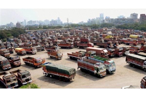 ट्रांसपोर्टरों ने कृषि कानूनों के खिलाफ किसानों का किया समर्थन, देशव्यापी हड़ताल की दी धमकी ट्रांसपोर्टरों ने कृषि कानूनों के खिलाफ किसानों का किया समर्थन, देशव्यापी हड़ताल की दी धमकी