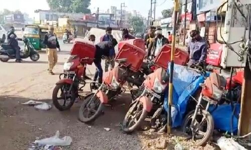 निगमायुक्त उतरे सड़कों पर,पार्किंग में खड़ी गाड़ियां जब्त कराई