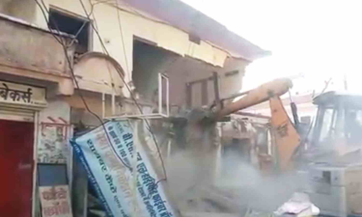 कांग्रेस नेता के शॉपिंग कॉम्प्लेक्स पर चला बुलडोजर, तोड़ी 12 दुकाने