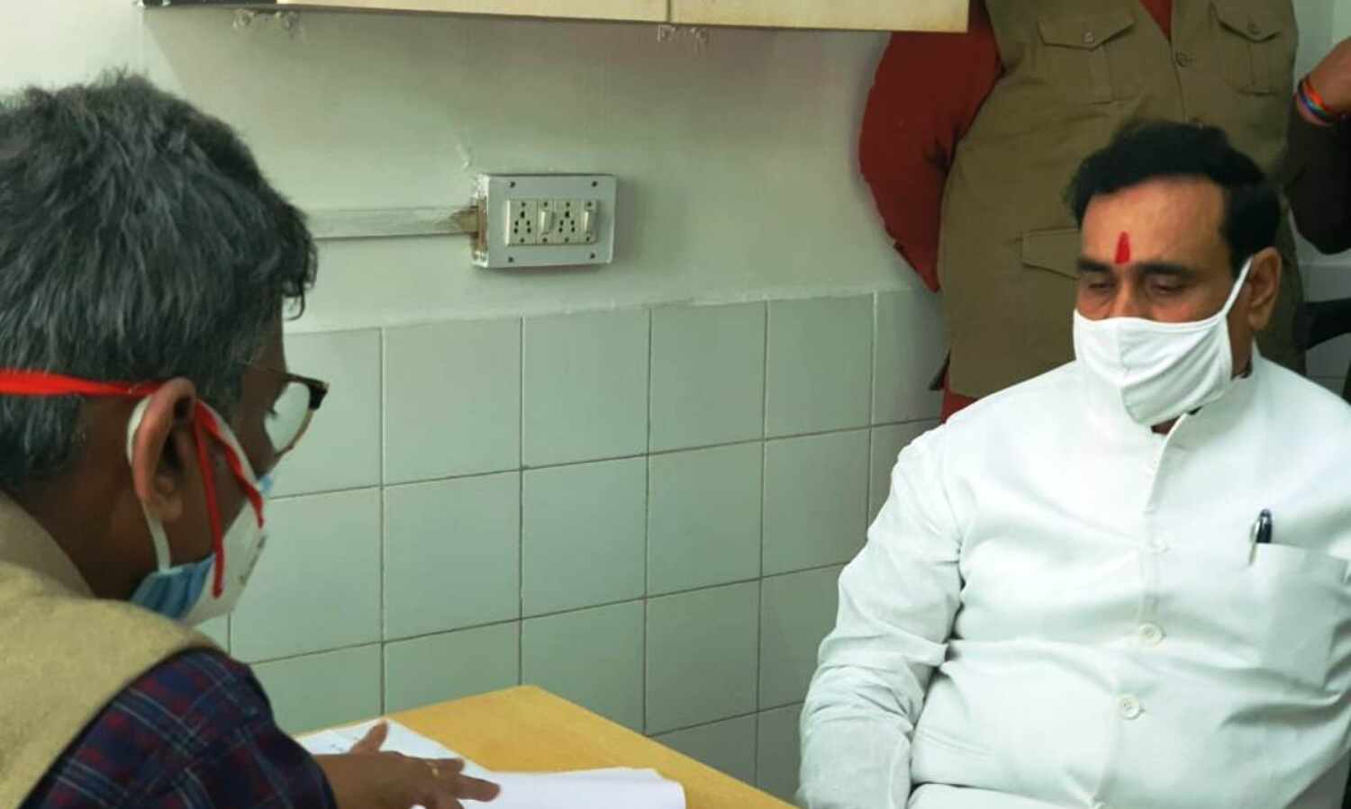 गृहमंत्री मिश्रा कोरोना वैक्सीन लगवाने पहुंचे पीपुल्स कॉलेज