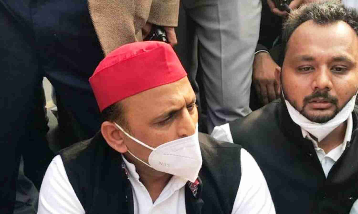 किसान यात्रा शुरू करने कन्नौज जा रहे अखिलेश यादव को पुलिस ने गिरफ्तार किया किसान यात्रा शुरू करने कन्नौज जा रहे अखिलेश यादव को पुलिस ने गिरफ्तार किया