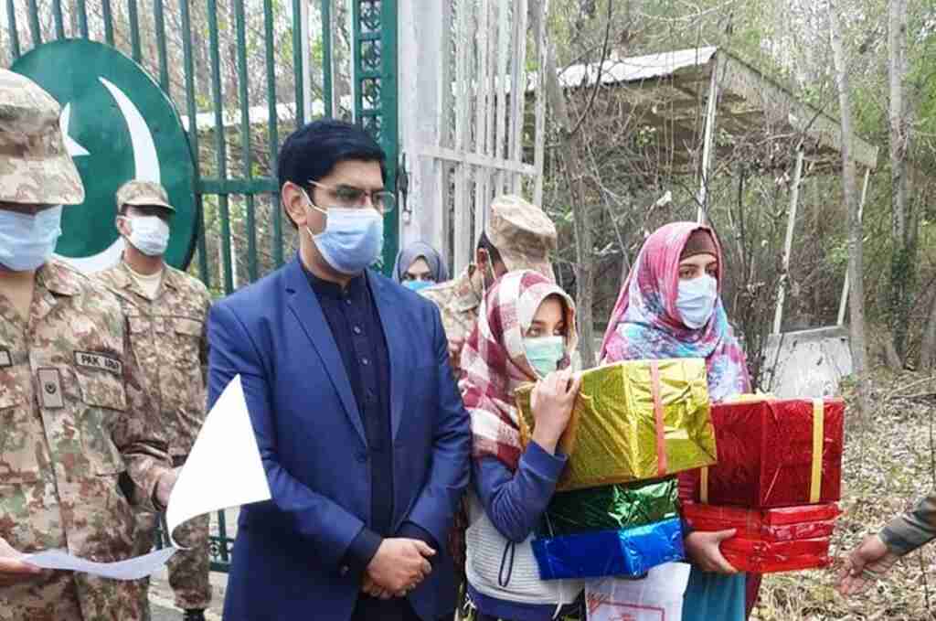 गलती से एलओसी पार कर भारत आई दोनों लड़कियां वापिस लौटी, सेना ने दिए मिठाई, उपहार