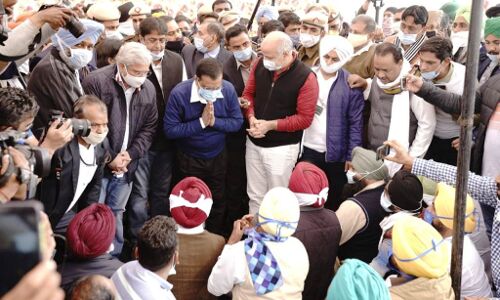 सिंघु बॉर्डर पहुंच किसानों से मिले केजरीवाल, व्यवस्थाओं का लिया जायजा