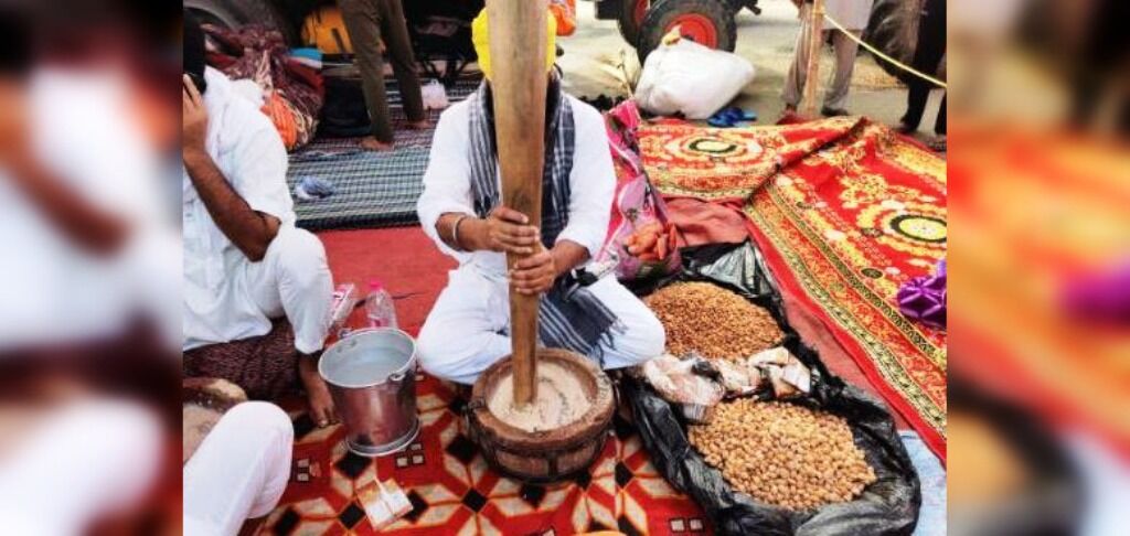 ये कैसा आंदोलन : तीन टाइम भोजन के साथ बादाम-काजू, घी से बनी मिल रही सरदाई ये कैसा आंदोलन : तीन टाइम भोजन के साथ बादाम-काजू, घी से बनी मिल रही सरदाई