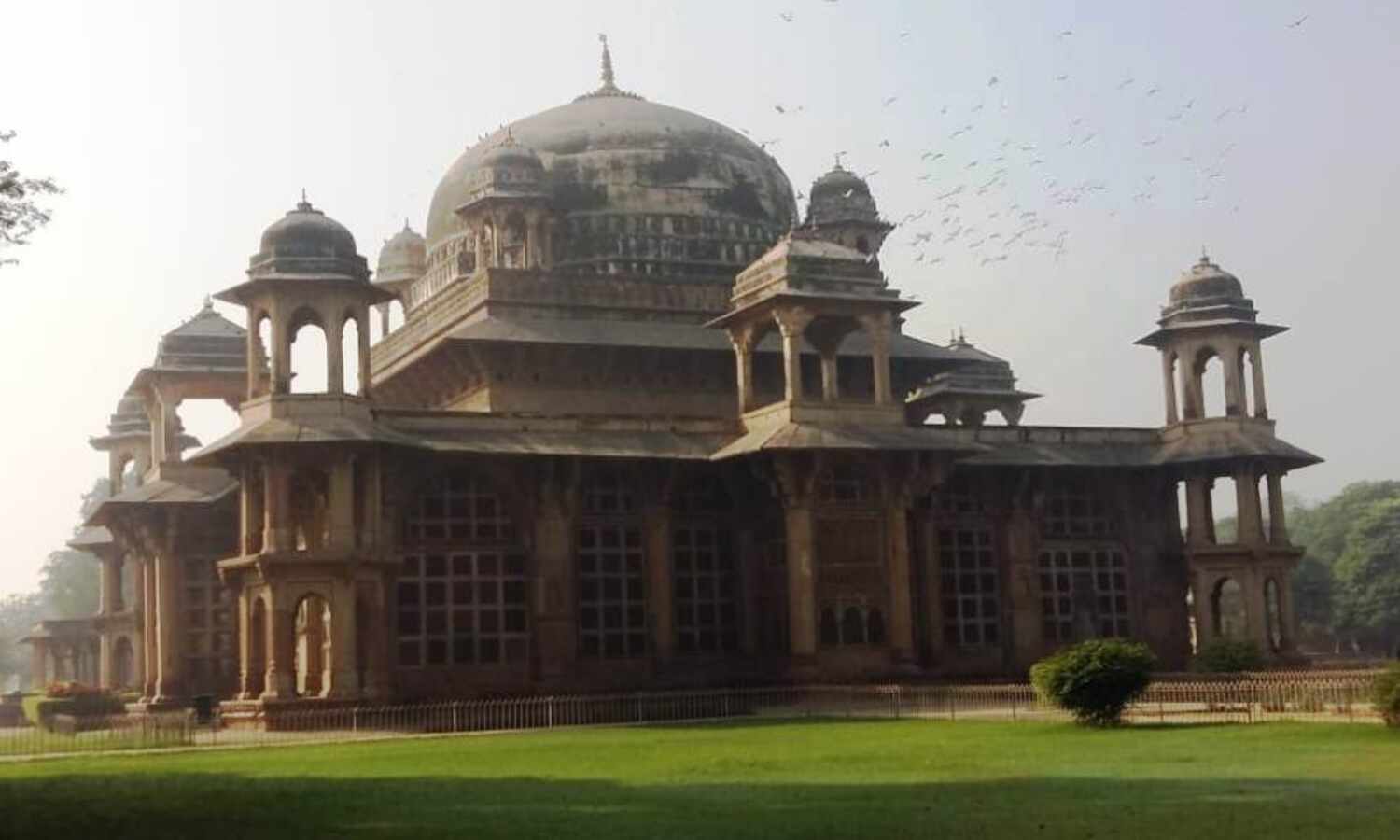 साल में एक बार संस्कृति विभाग को याद आती है तानसेन के जन्मस्थल की, समाधि पर घूमते हैं असमाजिक तत्व