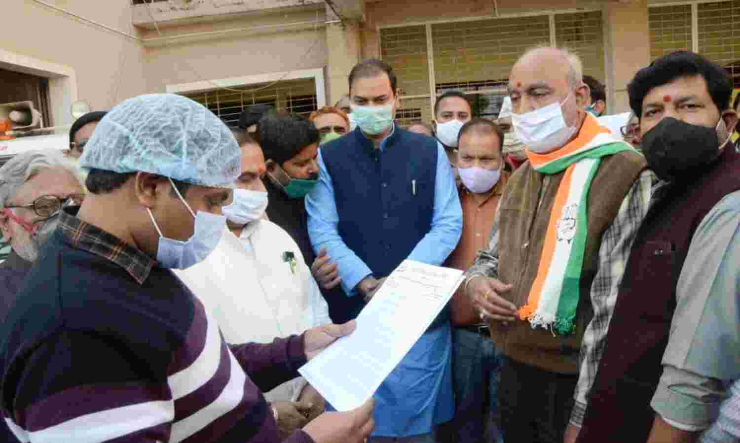 अखबार में फोटो छपने को लेकर ग्वालियर कलेक्टर कार्यालय में कांग्रेस अध्यक्षों में तू-तू, मैं-मैं