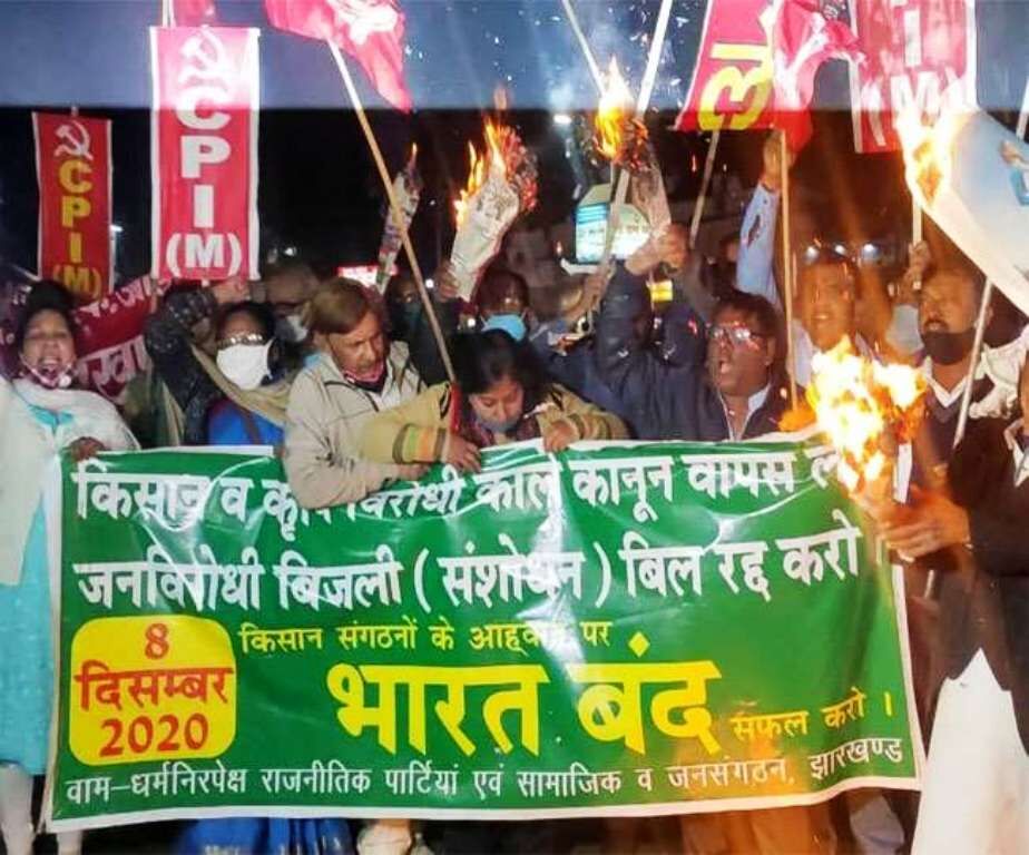 भारत बंद का देश भर में मिला-जुला असर, बंगाल, बिहार में ट्रेन रोकी