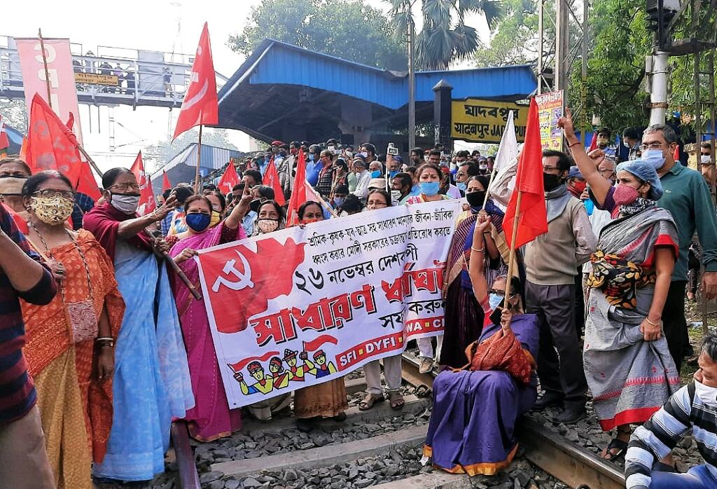 पश्चिम बंगाल में वाम दलों ने ट्रेन रोकी, सड़क पर उतर प्रदर्शन किया, पुलिस से झड़प