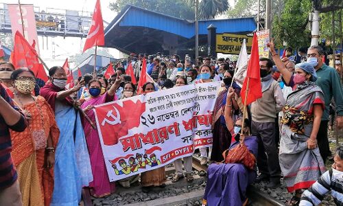 पश्चिम बंगाल में वाम दलों ने ट्रेन रोकी, सड़क पर उतर प्रदर्शन किया, पुलिस से झड़प