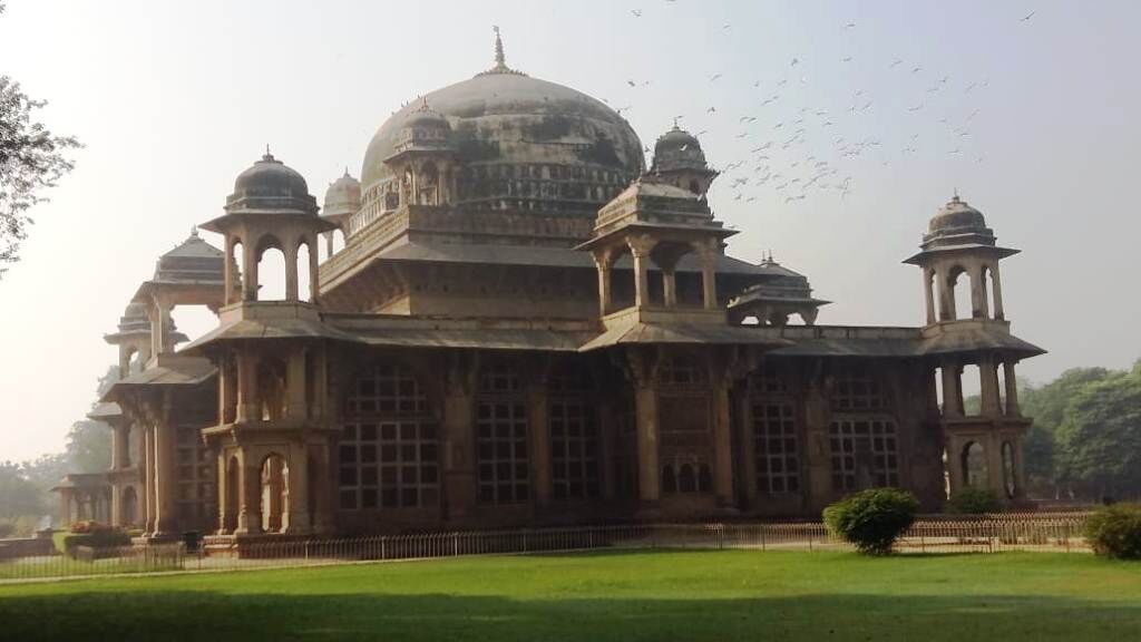 साल में एक बार संस्कृति विभाग को याद आती है तानसेन के जन्मस्थल की, समाधि पर घूमते हैं असमाजिक तत्व