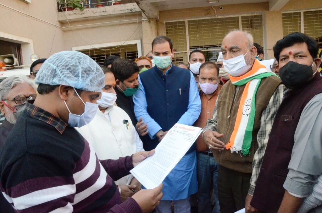 अखबार में फोटो छपने को लेकर ग्वालियर कलेक्टर कार्यालय में कांग्रेस अध्यक्षों में तू-तू, मैं-मैं