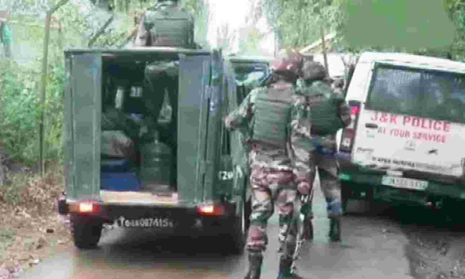 बारामूला में आतंकियों का सुरक्षाबलों पर हमला, 6 नागरिक घायल