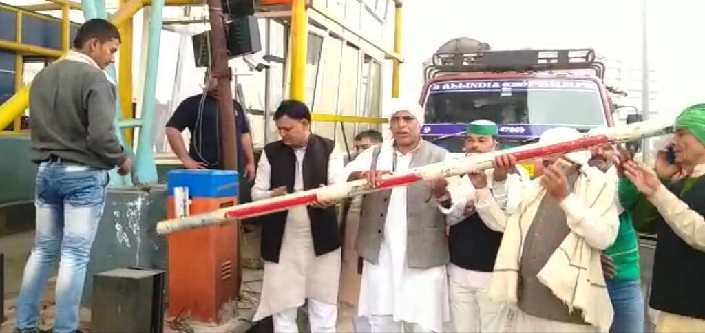 किसानों ने ईस्टर्न पेरीफेरल एक्सप्रेसवे का टोल प्लाजा कराया फ्री