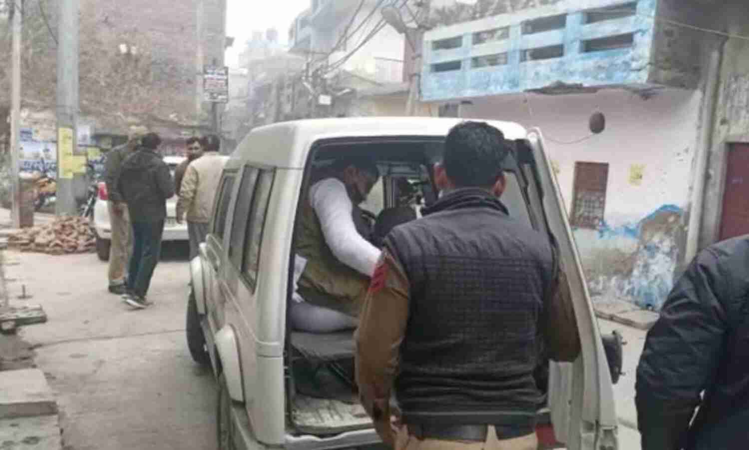 गृहमंत्री शाह के घर के बाहर धरने पर अड़े आप कार्यकर्ता गिरफ्तार