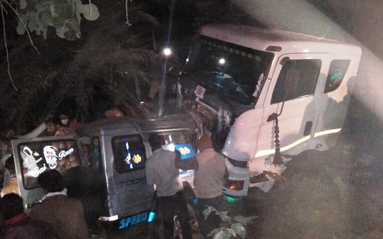 नवविवाहित जोड़ो के वाहन को ट्रक ने रौंदा, 11 दिसम्बर को हुई शादी, पिता - बहन सहित 7 की मौत नवविवाहित जोड़ो के वाहन को ट्रक ने रौंदा, 11 दिसम्बर को हुई शादी, पिता - बहन सहित 7 की मौत