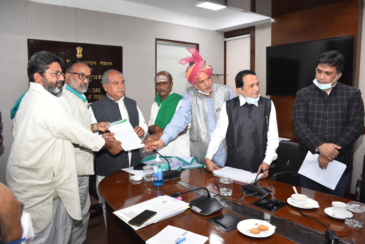 10 किसान यूनियन के नेताओं ने कृषि मंत्री नरेंद्र तोमर से की मुलाकात, दिया समर्थन 10 किसान यूनियन के नेताओं ने कृषि मंत्री नरेंद्र तोमर से की मुलाकात, दिया समर्थन