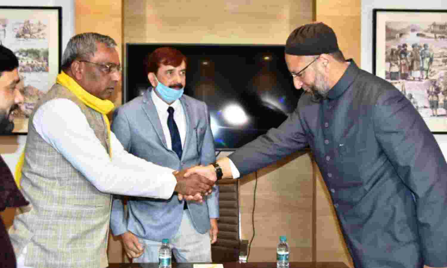 यूपी की पॉलिटिक्स में ओवैसी की एंट्री, राजभर से की मुलाकात