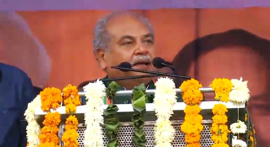 किसानों का आग्रह कृषि बिल वापिस ना लें, बोले - ये हमको सशक्त बनाने का माध्यम : कृषि मंत्री तोमर किसानों का आग्रह कृषि बिल वापिस ना लें, बोले - ये हमको सशक्त बनाने का माध्यम : कृषि मंत्री तोमर