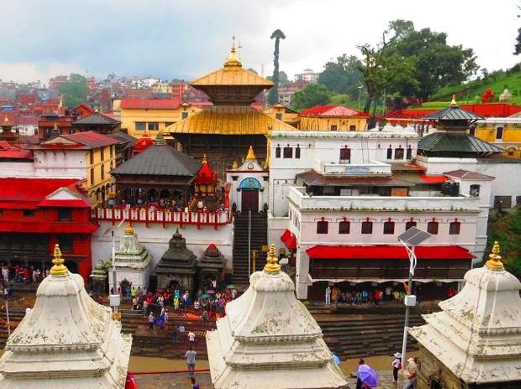 नेपाल में कोरोना नियमों के साथ श्रद्धालुओं के लिए खुले पशुपति मंदिर के पट
