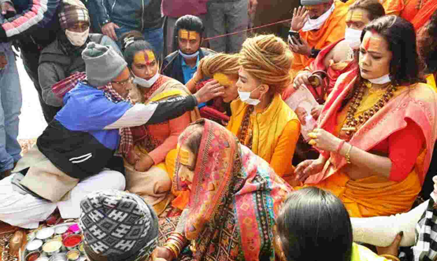 किन्नर अखाड़े की महामंडलेश्वर ने हरिद्वार में किया गंगा पूजन