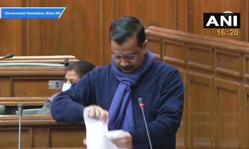 दिल्ली विधानसभा में हंगामा, आप विधायकों ने फाड़ी किसान बिल की कॉपी