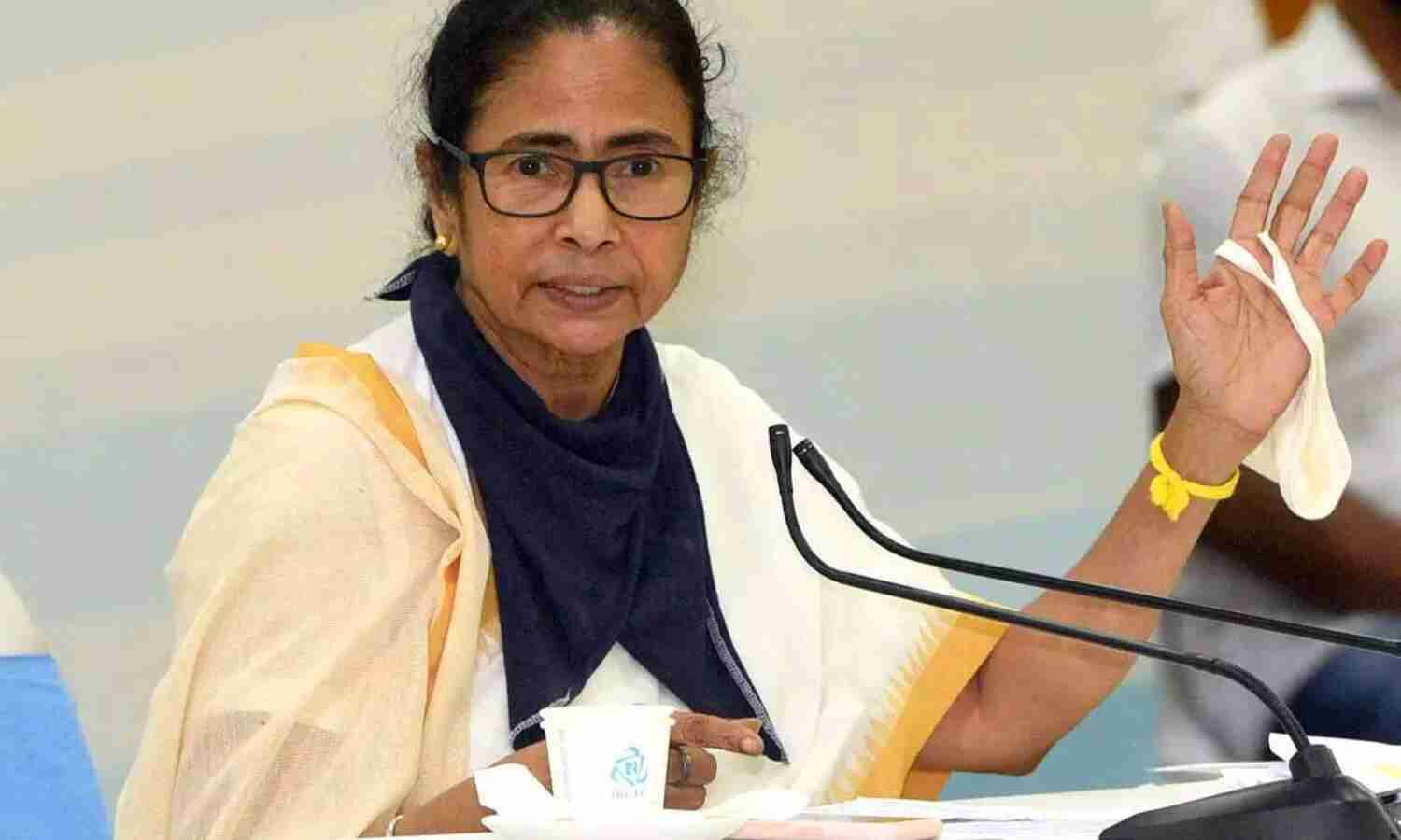 प. बंगाल: पार्टी में मची भगदड़ से आहत ममता बनर्जी ने बुलाई इमरजेंसी बैठक प. बंगाल: पार्टी में मची भगदड़ से आहत ममता बनर्जी ने बुलाई इमरजेंसी बैठक