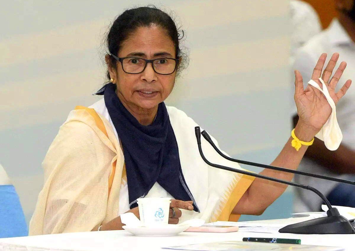 प. बंगाल: पार्टी में मची भगदड़‌ से आहत ममता बनर्जी ने बुलाई इमरजेंसी बैठक