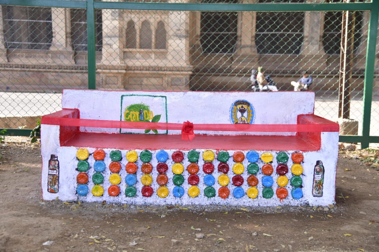 200 बोतल और 100 किलो बेकार प्लास्टिक से जुगाड़ू समूह ने बना डाली ईको ब्रिक्स बेंच