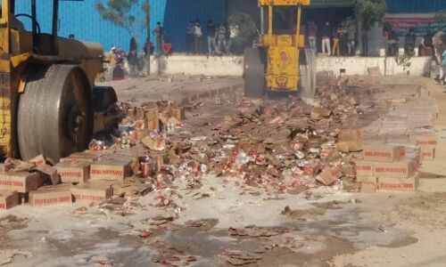 आबकारी विभाग ने 10 करोड़ कीमत की बियर की 27 हजार बोतलों पर चलाया बुलडोजर