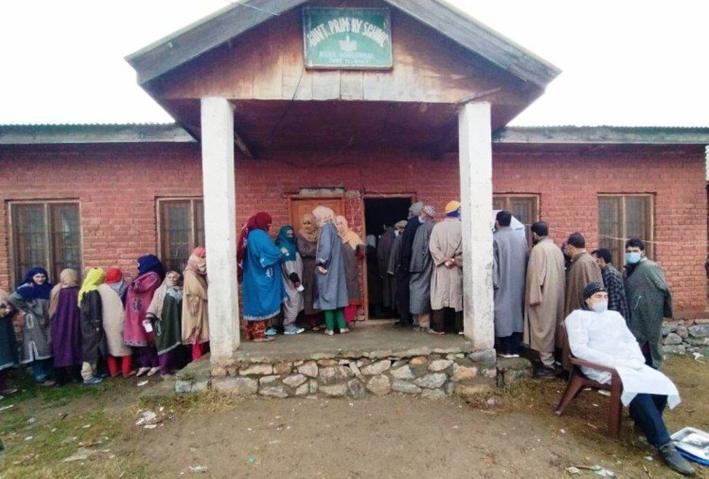 जम्मू में डीडीसी की 28 सीटों के लिए मतदान जारी