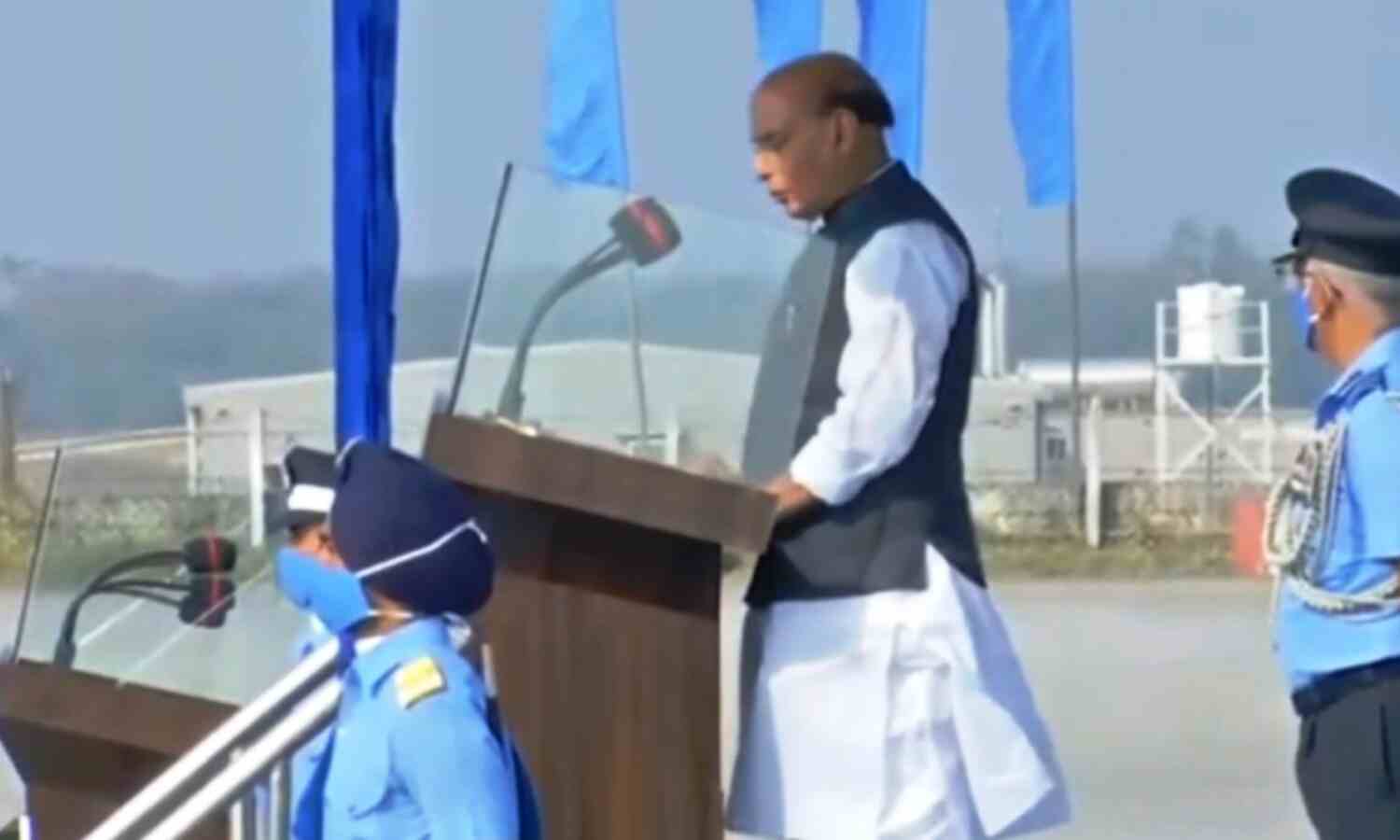 रक्षामंत्री का संदेश: हम शांति चाहते हैं लेकिन स्वाभिमान पर चोट बर्दाश्त नहीं रक्षामंत्री का संदेश: हम शांति चाहते हैं लेकिन स्वाभिमान पर चोट बर्दाश्त नहीं