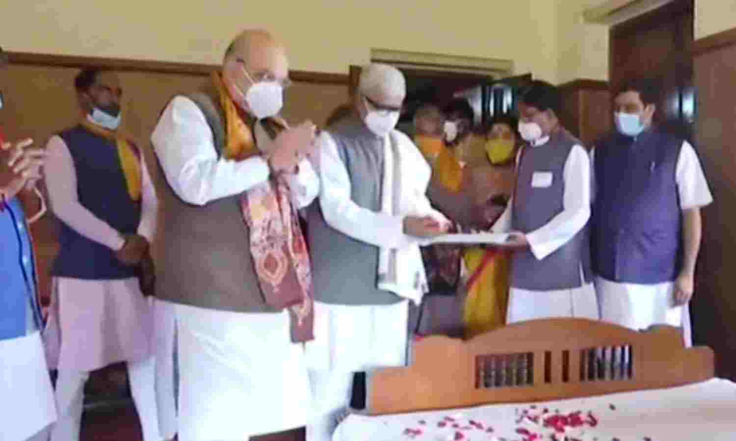 गृह मंत्री पहुंचे शांति निकेतन, रविंद्र नाथ टैगोर को दी श्रद्धांजलि