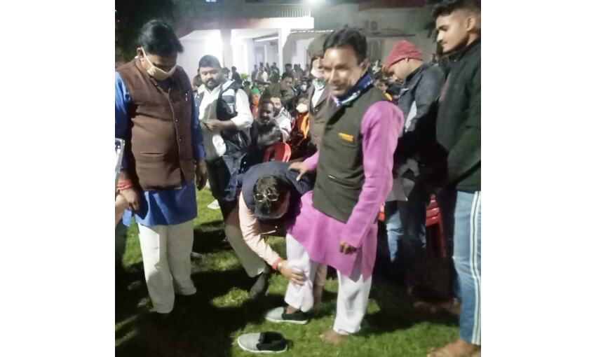 ऊर्जा मंत्री तोमर का एक बार फिर दिखा खास अंदाज, समर्थक को पहनाये जूते